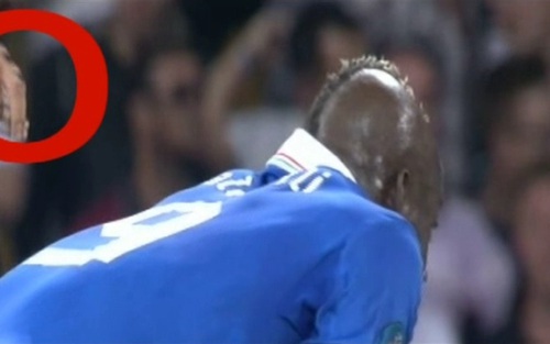 Ngón tay "bí hiểm" chỉ đạo hàng thủ Anh theo kèm Balotelli